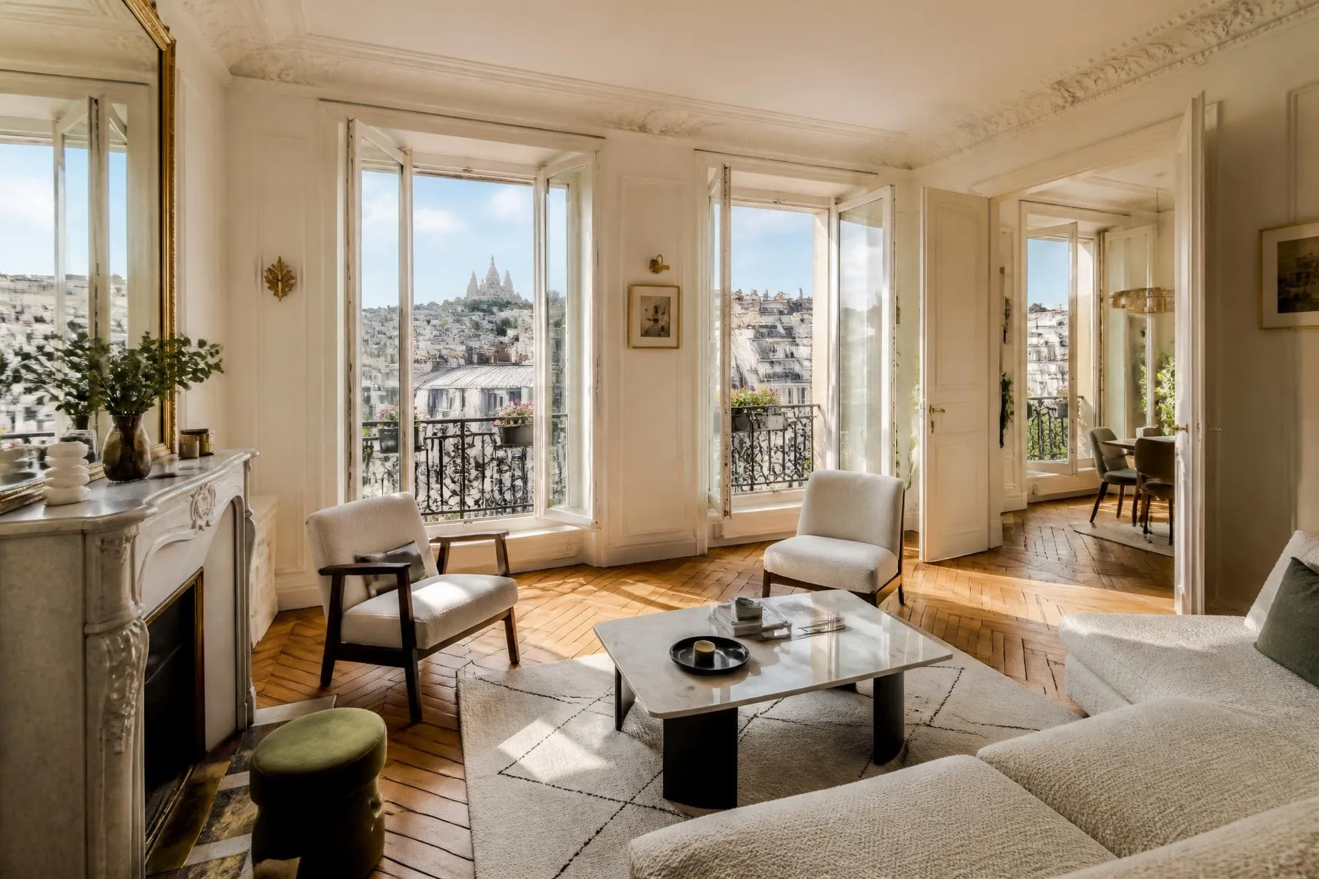 Présentation d'un appartement à Montmartre, à Paris, dans le 18ème arrondissement